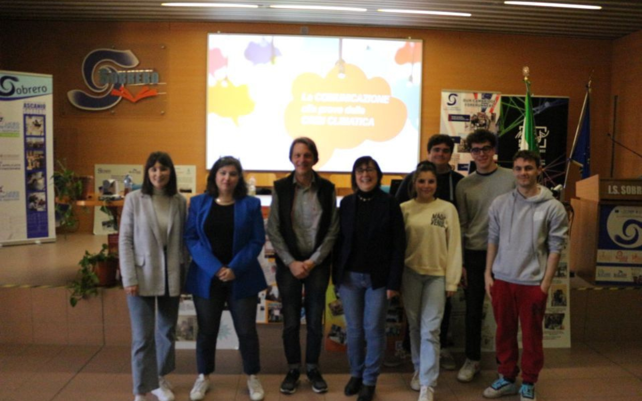 Foto di gruppo di Amapola al liceo Sobrero di Casale