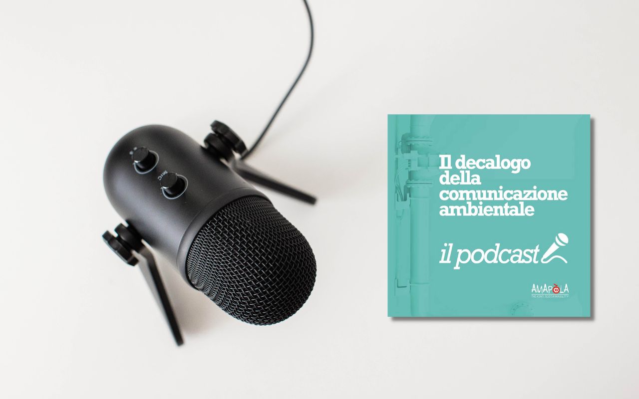 Microfono e locandina podcast sul decalogo della comunicazione ambientale